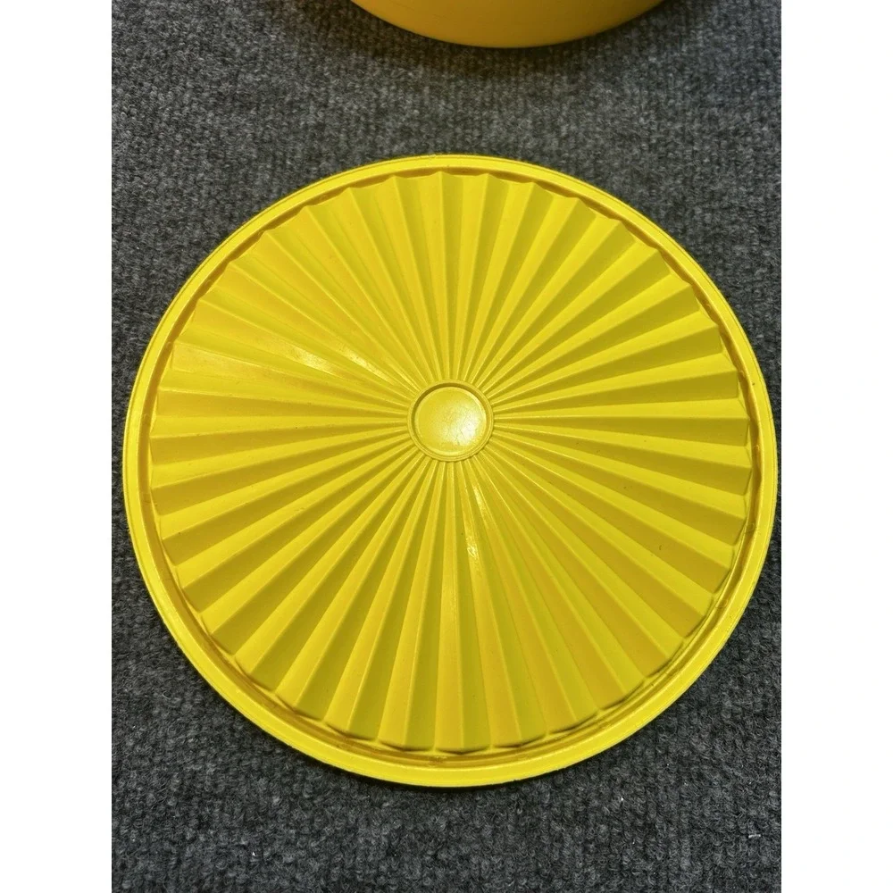 Tupperware Yellow Sunburt SERVALIER Canister 1204-9 w/Lid 1205-7 Vintage 8 Cup